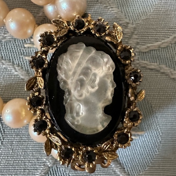 Vintage double strand hand knotted pearl necklace from Mallorca 2 cameo brooches - Picture 8 of 16